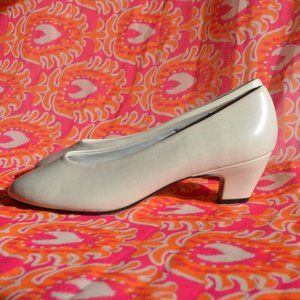 Classic Hush Puppies low heel in Bone